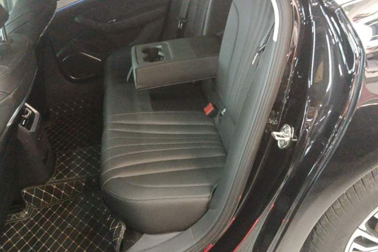 Used Hongqi H5 2025 2.0T Automatic Flag Edition – 500 000 Units Commemorative Version Left Rear Seat