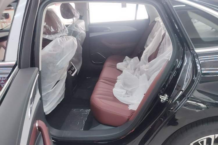 Used Hongqi H5 2025 2.0T Automatic Flag Edition – 500 000 Units Commemorative Version Left Rear Seat