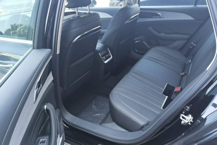 Used Hongqi H5 2025 2.0T Automatic Flag Edition – 500 000 Units Commemorative Version Left Rear Seat