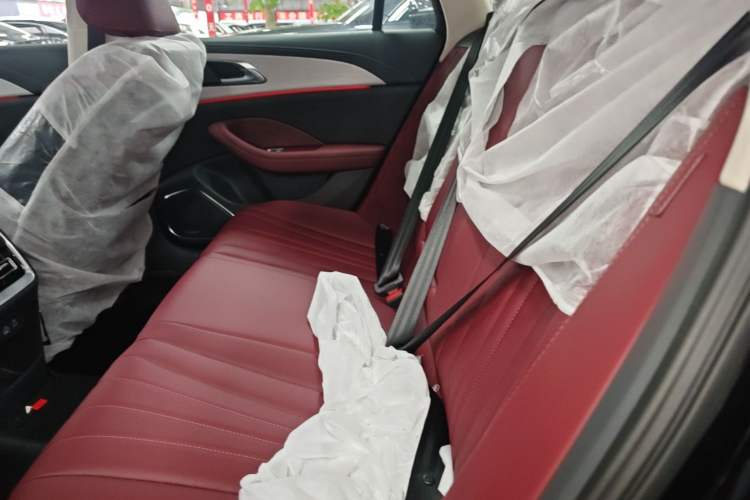 Used Hongqi H5 2025 2.0T Automatic Flag Edition – 500 000 Units Commemorative Version Left Rear Seat