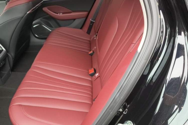 Used Hongqi H5 2025 2.0T Automatic Flag Edition – 500 000 Units Commemorative Version Left Rear Seat