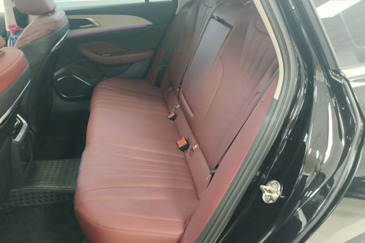 Used Hongqi H5 2025 2.0T Automatic Flag Edition – 500 000 Units Commemorative Version Left Rear Seat