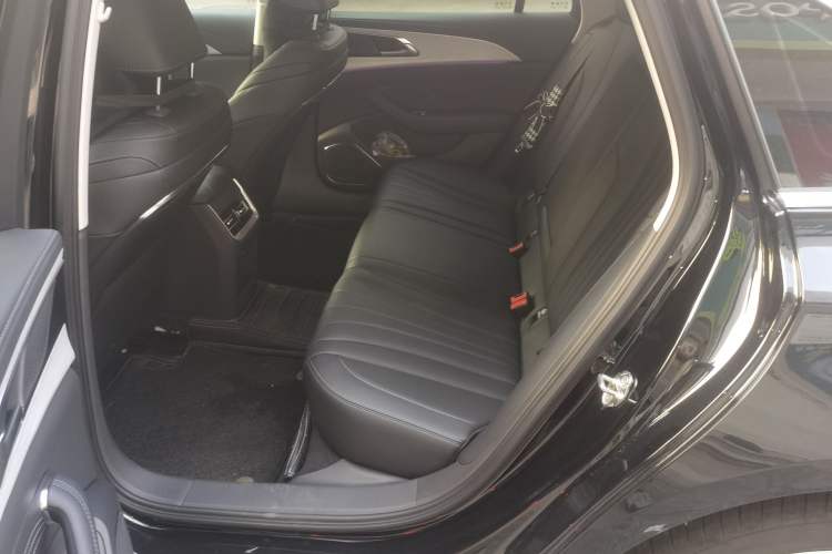 Used Hongqi H5 2025 2.0T Automatic Flag Edition – 500 000 Units Commemorative Version Left Rear Seat