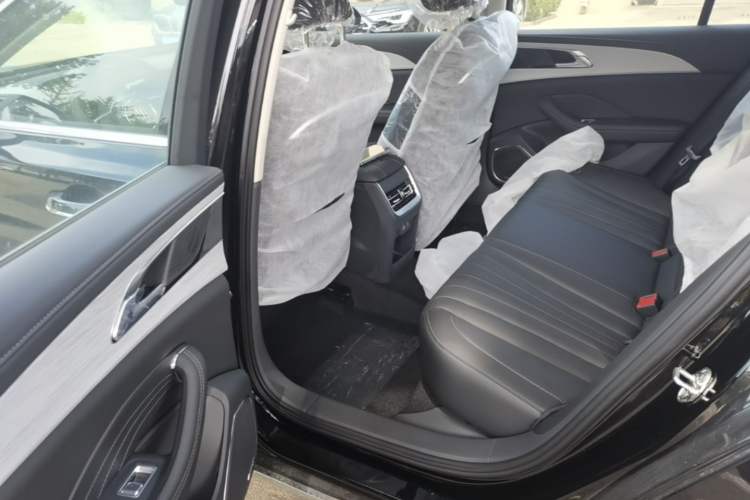 Used Hongqi H5 2025 2.0T Automatic Flag Edition – 500 000 Units Commemorative Version Left Rear Seat
