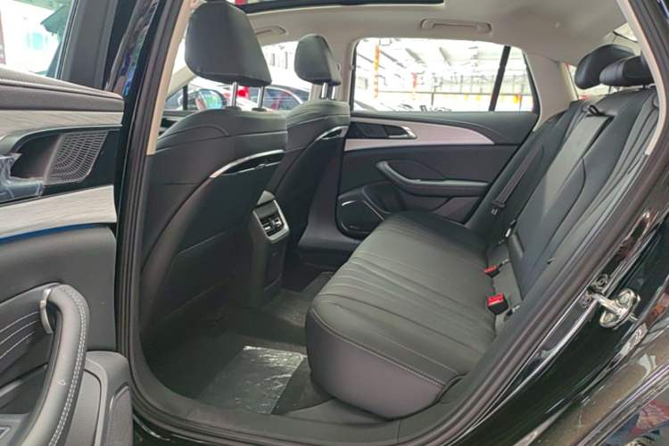 Used Hongqi H5 2025 2.0T Automatic Flag Edition – 500 000 Units Commemorative Version Left Rear Seat