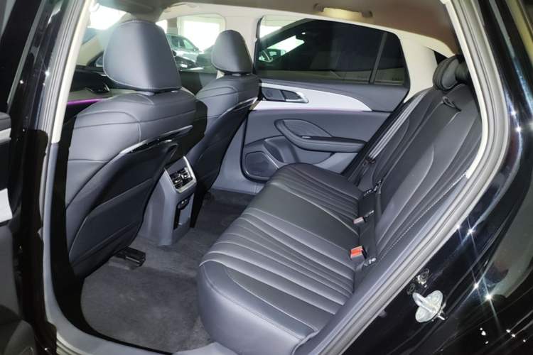 Used Hongqi H5 2025 2.0T Automatic Flag Edition – 500 000 Units Commemorative Version Left Rear Seat