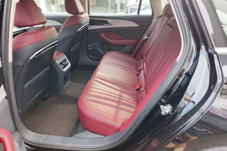 Used Hongqi H5 2025 2.0T Automatic Flag Edition – 500 000 Units Commemorative Version Left Rear Seat