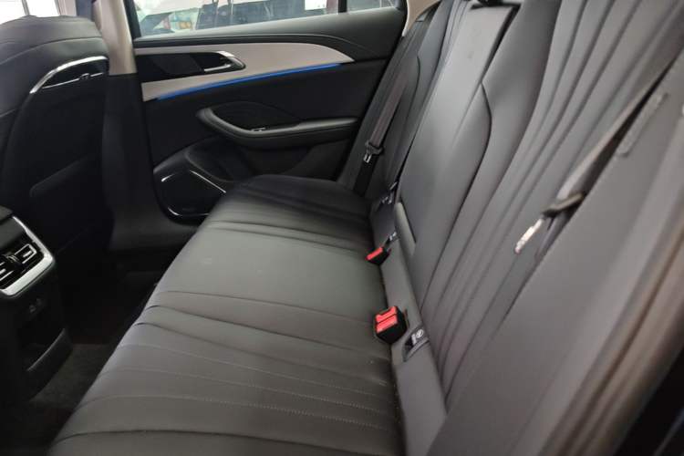 Used Hongqi H5 2025 2.0T Automatic Flag Edition – 500 000 Units Commemorative Version Left Rear Seat