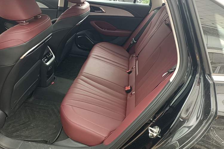 Used Hongqi H5 2025 2.0T Automatic Flag Edition – 500 000 Units Commemorative Version Left Rear Seat
