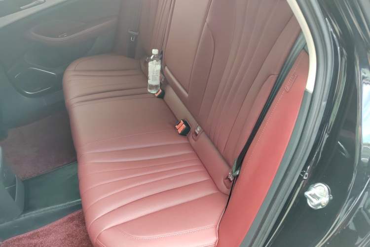 Used Hongqi H5 2025 2.0T Automatic Flag Edition – 500 000 Units Commemorative Version Left Rear Seat