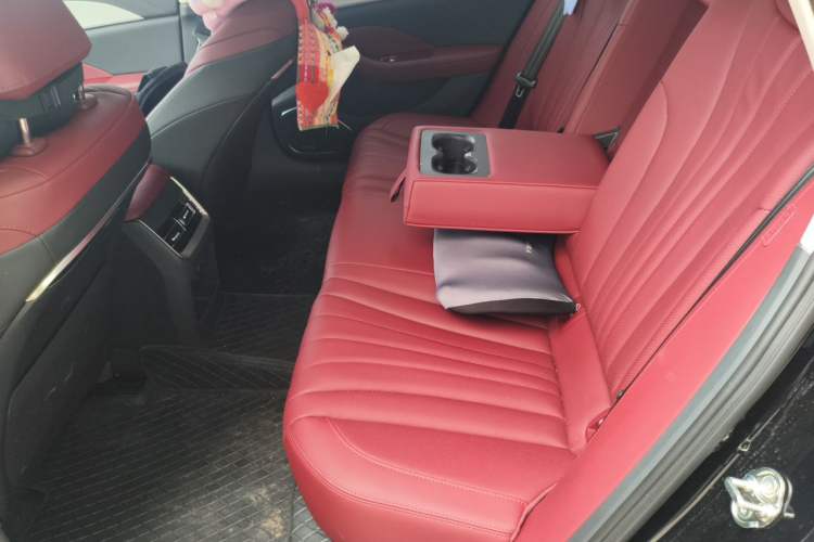 Used Hongqi H5 2025 2.0T Automatic Flag Edition – 500 000 Units Commemorative Version Left Rear Seat