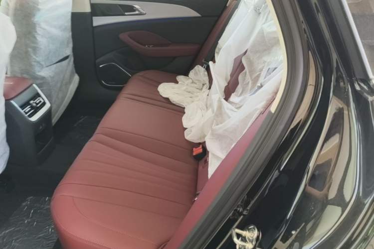 Used Hongqi H5 2025 2.0T Automatic Flag Edition – 500 000 Units Commemorative Version Left Rear Seat