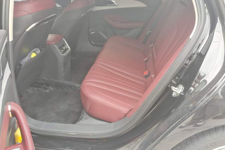 Used Hongqi H5 2025 2.0T Automatic Flag Edition – 500 000 Units Commemorative Version Left Rear Seat