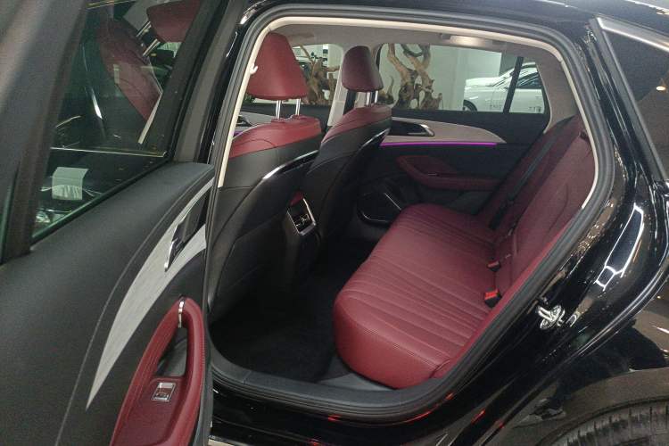 Used Hongqi H5 2025 2.0T Automatic Flag Edition – 500 000 Units Commemorative Version Left Rear Seat