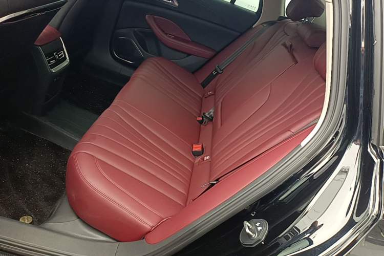 Used Hongqi H5 2025 Model 1.5T DCT Xuan Ying 2 Million Units Commemorative Edition Left Rear Seat