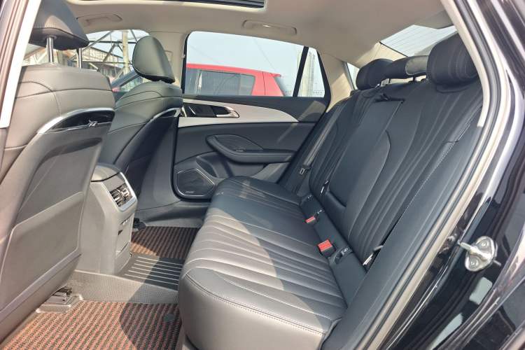 Used Hongqi H5 2025 2.0T Automatic Flag Edition – 500 000 Units Commemorative Version Left Rear Seat