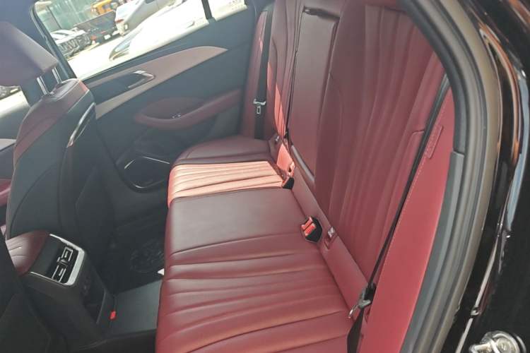 Used Hongqi H5 2025 2.0T Automatic Flag Edition – 500 000 Units Commemorative Version Left Rear Seat