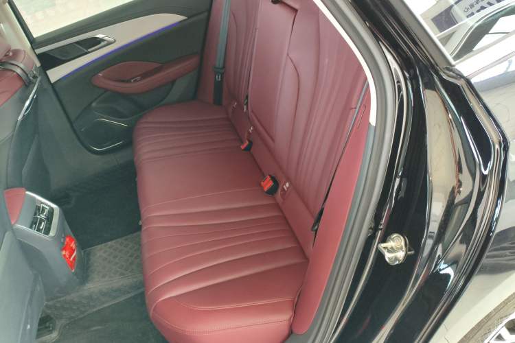 Used Hongqi H5 2025 2.0T Automatic Flag Edition – 500 000 Units Commemorative Version Left Rear Seat
