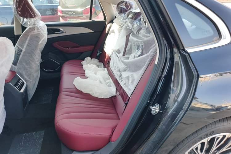 Used Hongqi H5 2025 2.0T Automatic Flag Edition – 500 000 Units Commemorative Version Left Rear Seat