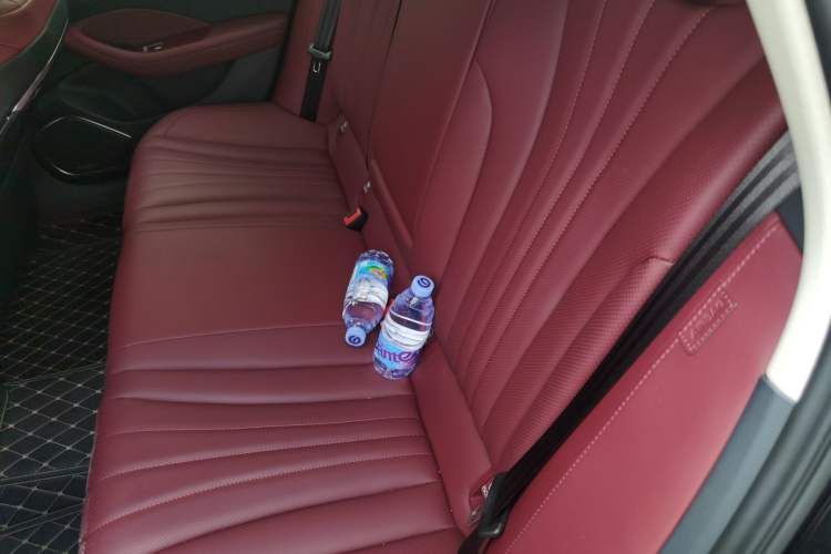 Used Hongqi H5 2025 2.0T Automatic Flag Edition – 500 000 Units Commemorative Version Left Rear Seat