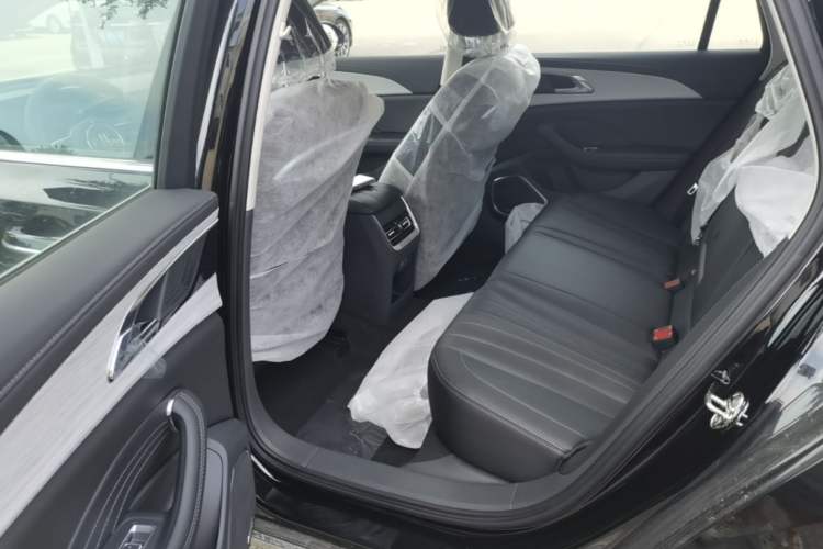 Used Hongqi H5 2025 2.0T Automatic Flag Edition – 500 000 Units Commemorative Version Left Rear Seat