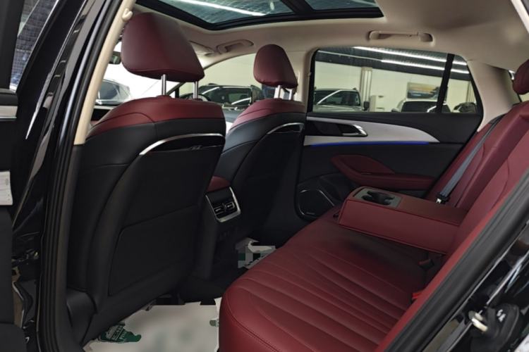 Used Hongqi H5 2025 2.0T Automatic Flag Edition – 500 000 Units Commemorative Version Left Rear Seat