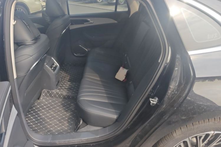 Used Hongqi H5 2025 2.0T Automatic Flag Edition – 500 000 Units Commemorative Version Left Rear Seat