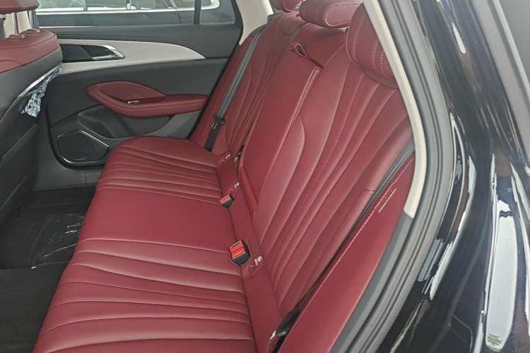 Used Hongqi H5 2025 2.0T Automatic Flag Edition – 500 000 Units Commemorative Version Left Rear Seat
