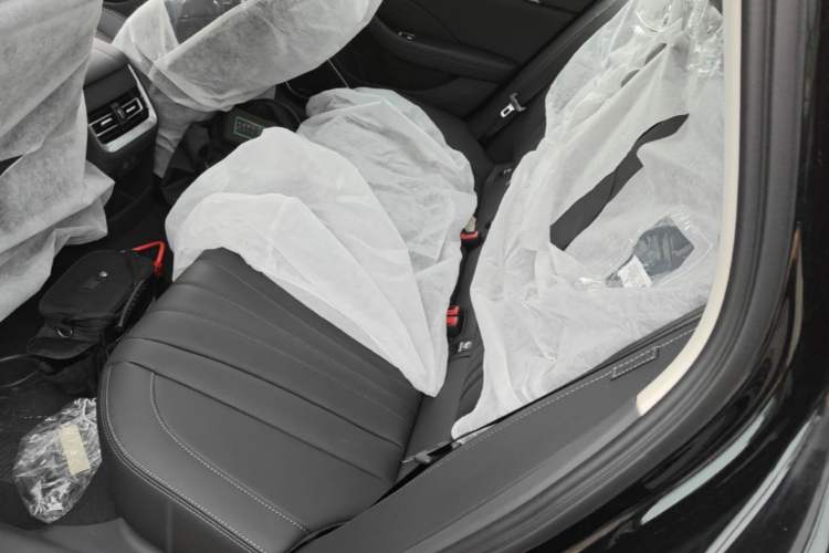 Used Hongqi H5 2025 2.0T Automatic Flag Edition – 500 000 Units Commemorative Version Left Rear Seat