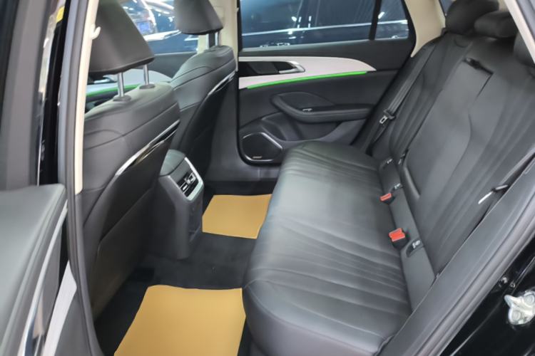 Used Hongqi H5 2025 2.0T Automatic Flag Edition – 500 000 Units Commemorative Version Left Rear Seat