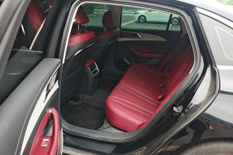 Used Hongqi H5 2025 2.0T Automatic Flag Edition – 500 000 Units Commemorative Version Left Rear Seat
