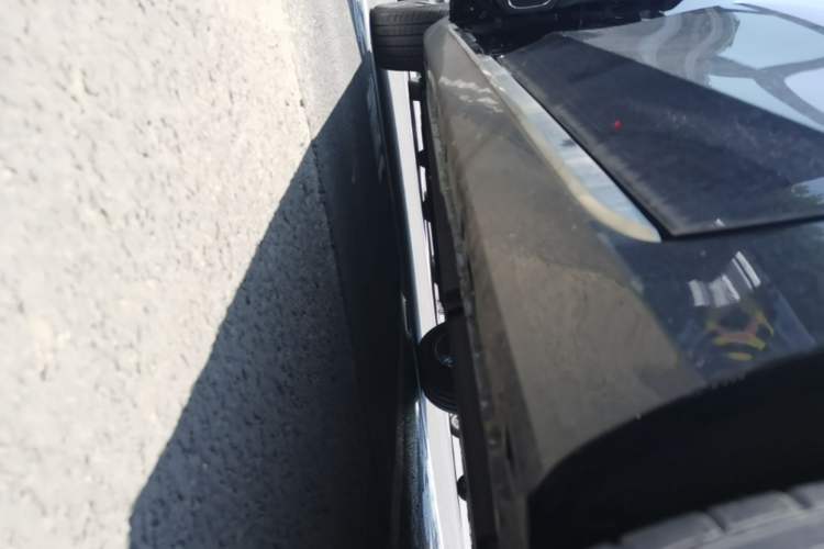 Used Hongqi H5 2025 2.0T Automatic Flag Edition – 500 000 Units Commemorative Version Left Side Sill
