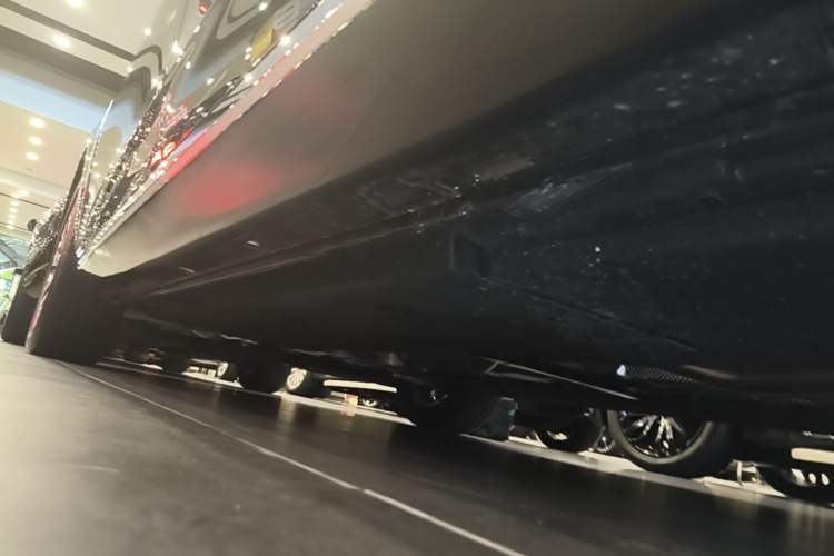 Used Hongqi H5 2025 2.0T Automatic Flag Edition – 500 000 Units Commemorative Version Left Side Sill