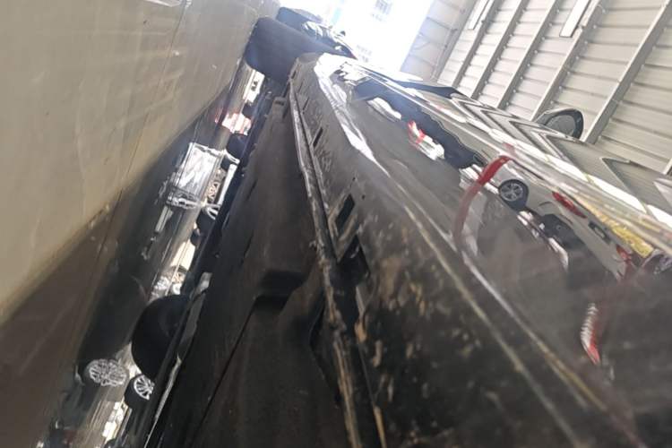 Used Hongqi H5 2025 2.0T Automatic Flag Edition – 500 000 Units Commemorative Version Left Side Sill