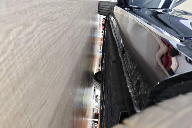Used Hongqi H5 2025 2.0T Automatic Flag Edition – 500 000 Units Commemorative Version Left Side Sill