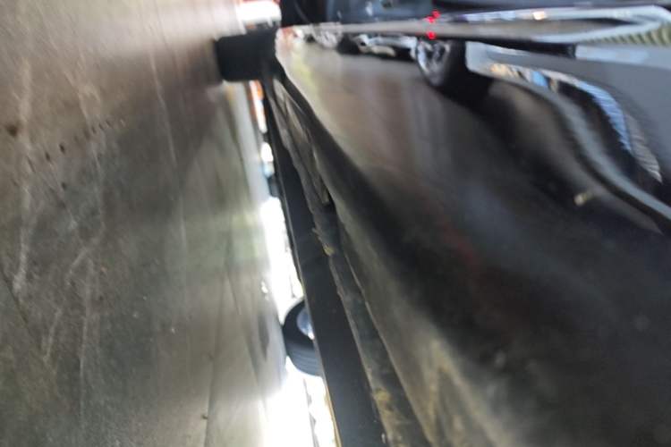 Used Hongqi H5 2025 2.0T Automatic Flag Edition – 500 000 Units Commemorative Version Left Side Sill