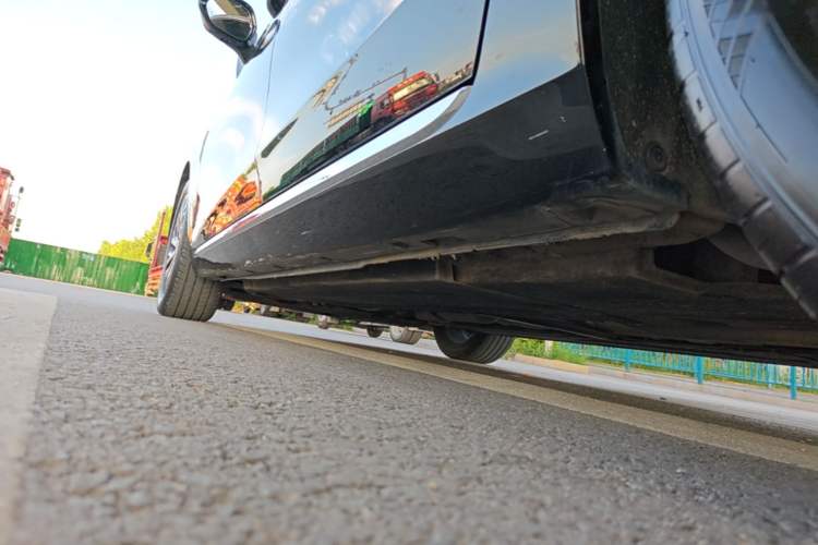 Used Hongqi H5 2025 2.0T Automatic Flag Edition – 500 000 Units Commemorative Version Left Side Sill