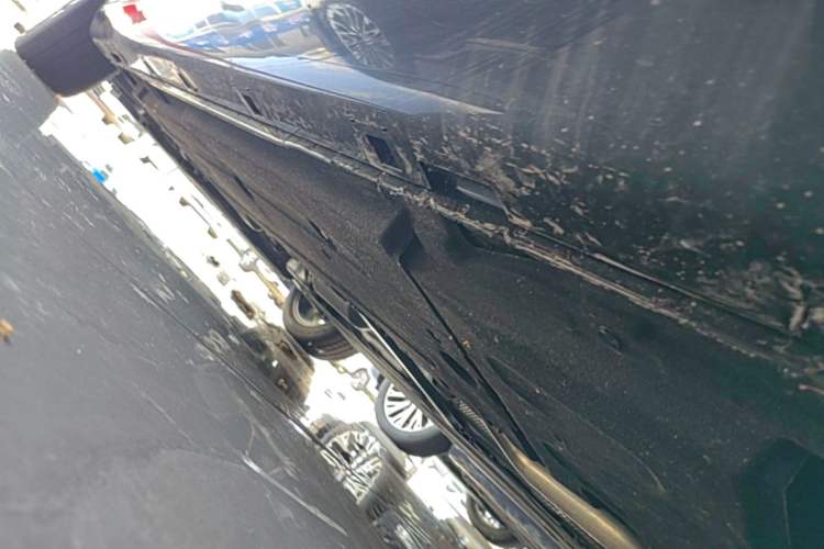 Used Hongqi H5 2025 2.0T Automatic Flag Edition – 500 000 Units Commemorative Version Left Side Sill
