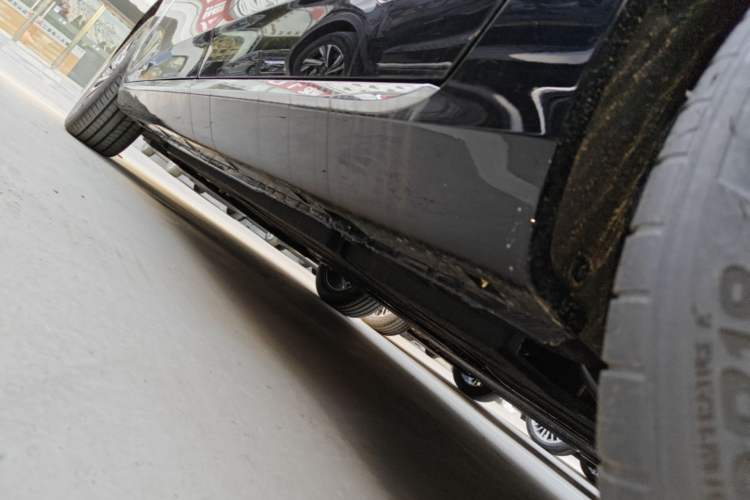 Used Hongqi H5 2025 2.0T Automatic Flag Edition – 500 000 Units Commemorative Version Left Side Sill