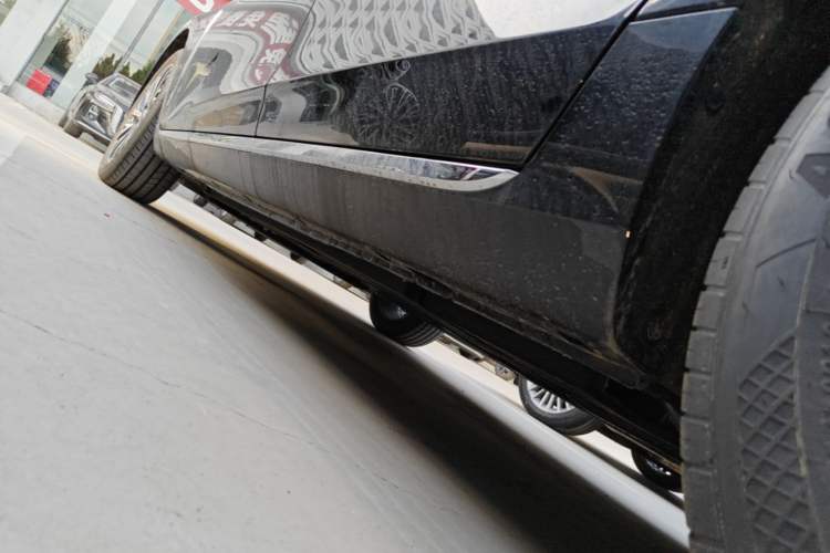 Used Hongqi H5 2025 2.0T Automatic Flag Edition – 500 000 Units Commemorative Version Left Side Sill