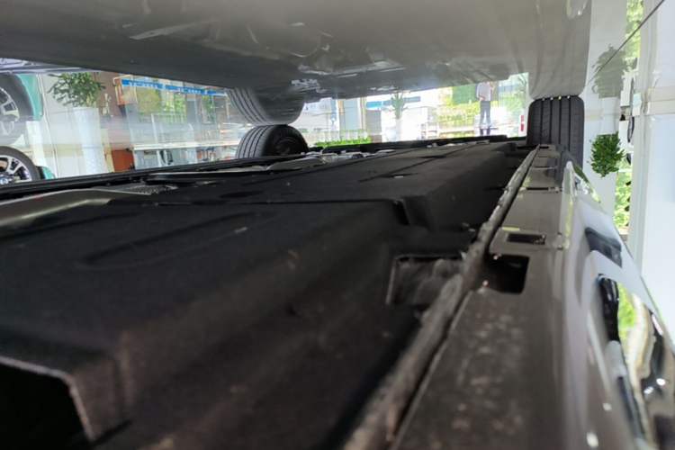 Used Hongqi H5 2025 2.0T Automatic Flag Edition – 500 000 Units Commemorative Version Left Side Sill
