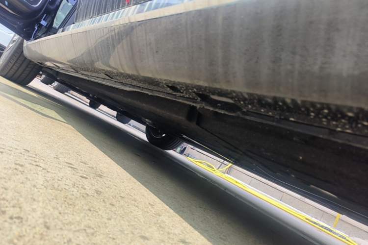 Used Hongqi H5 2025 2.0T Automatic Flag Edition – 500 000 Units Commemorative Version Left Side Sill