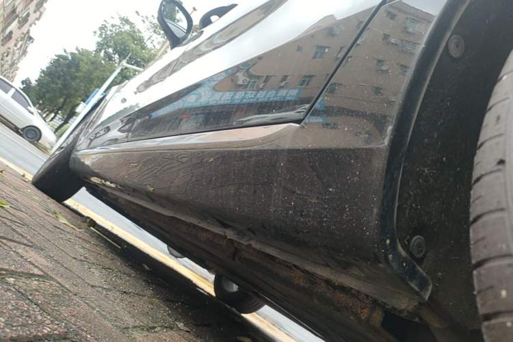 Used Hongqi H5 2025 2.0T Automatic Flag Edition – 500 000 Units Commemorative Version Left Side Sill