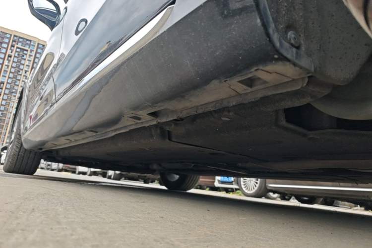Used Hongqi H5 2025 2.0T Automatic Flag Edition – 500 000 Units Commemorative Version Left Side Sill