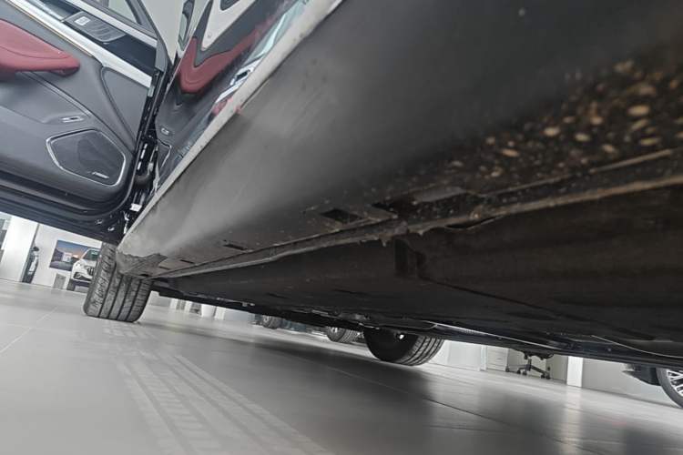 Used Hongqi H5 2025 2.0T Automatic Flag Edition – 500 000 Units Commemorative Version Left Side Sill