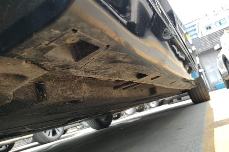 Used Hongqi H5 2025 2.0T Automatic Flag Edition – 500 000 Units Commemorative Version Left Side Sill