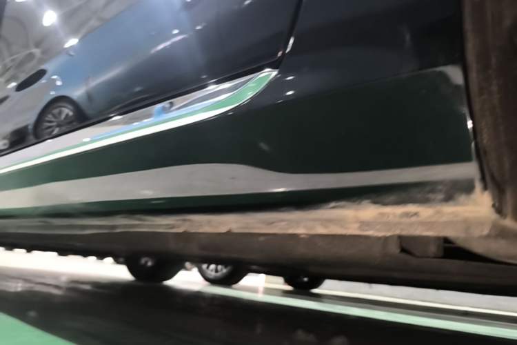 Used Hongqi H5 2025 2.0T Automatic Flag Edition – 500 000 Units Commemorative Version Left Side Sill