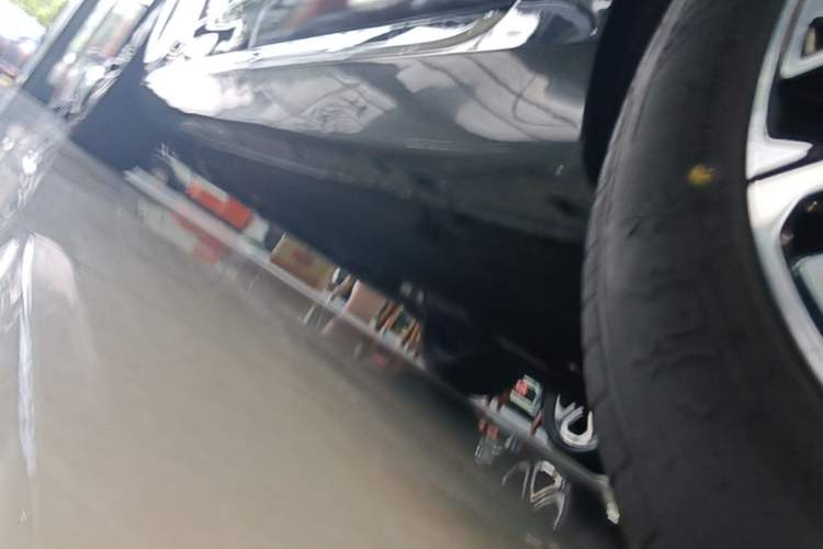 Used Hongqi H5 2025 2.0T Automatic Flag Edition – 500 000 Units Commemorative Version Left Side Sill