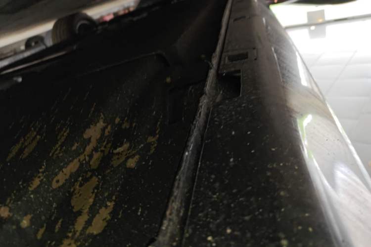 Used Hongqi H5 2025 2.0T Automatic Flag Edition – 500 000 Units Commemorative Version Left Side Sill