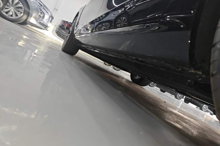 Used Hongqi H5 2025 Model 2.0T Automatic Xuan Ying 2 Million Units Commemorative Edition Left Side Sill